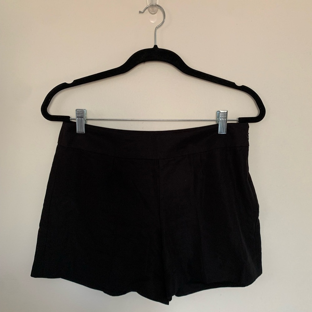 Black pleated shorts from Gap! Size 0. Barely worn! Zipper opening on side.